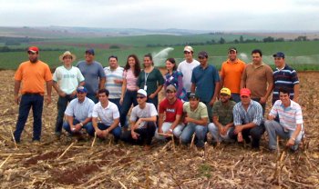 Alunos de Agronomia conhecem sistema de irrigação no PR